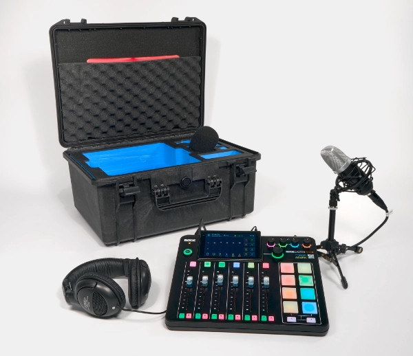 Rodecaster Pro 2 mit Koffer, Mikrofon und Kopfhörer