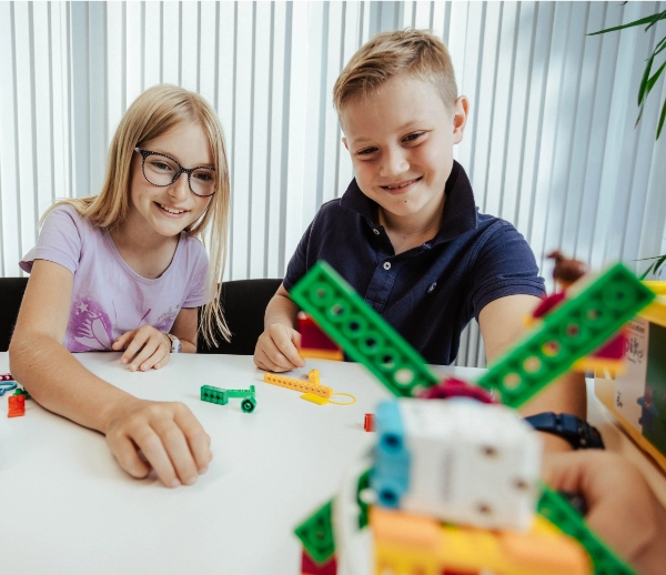 2 Kinder bauen mit Lego