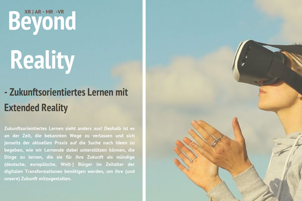 Flyer Titelbild mit Frau VR-Brille. Hände geöffnet.