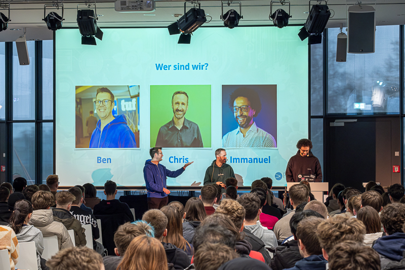 Online-Schulstunde mit Blick zur Bühne