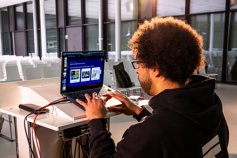 Immanuel Bär bereitet seine Präsentation vor