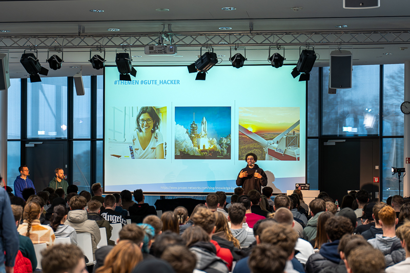 Online-Schulstunde mit Blick zur Bühne